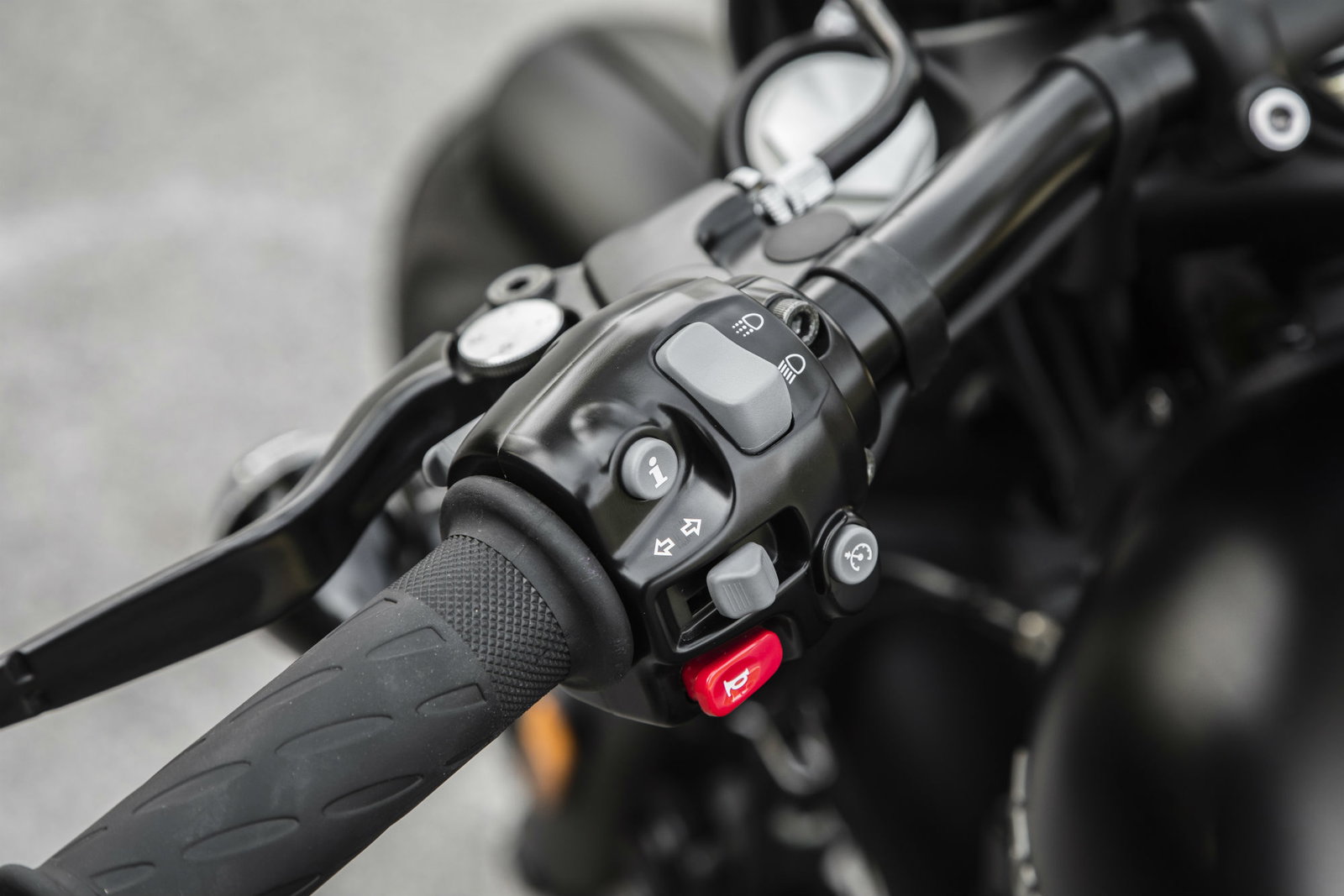 Triumph Bonneville Bobber Black review